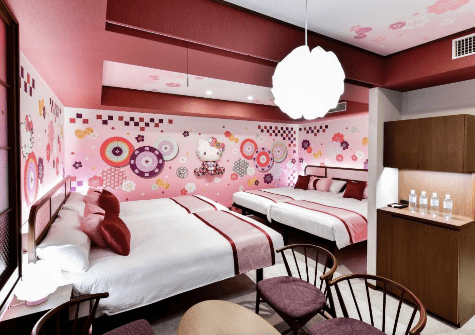 淺草東武飯店特色的 Hello Kitty 主題四人房，牆面佈滿可愛的凱蒂貓與日式和風傘面圖騰，配色粉嫩且充滿趣味