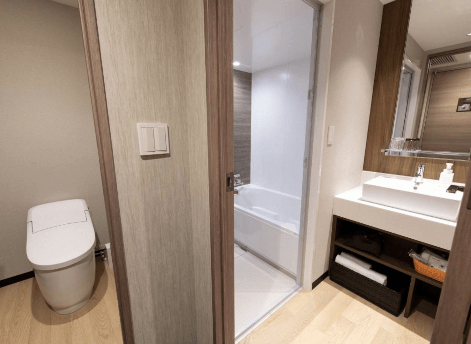 淺草東武飯店客房內的衛浴空間，採用乾濕分離設計，包含獨立免治馬桶、浴缸洗浴區以及整潔的洗手台