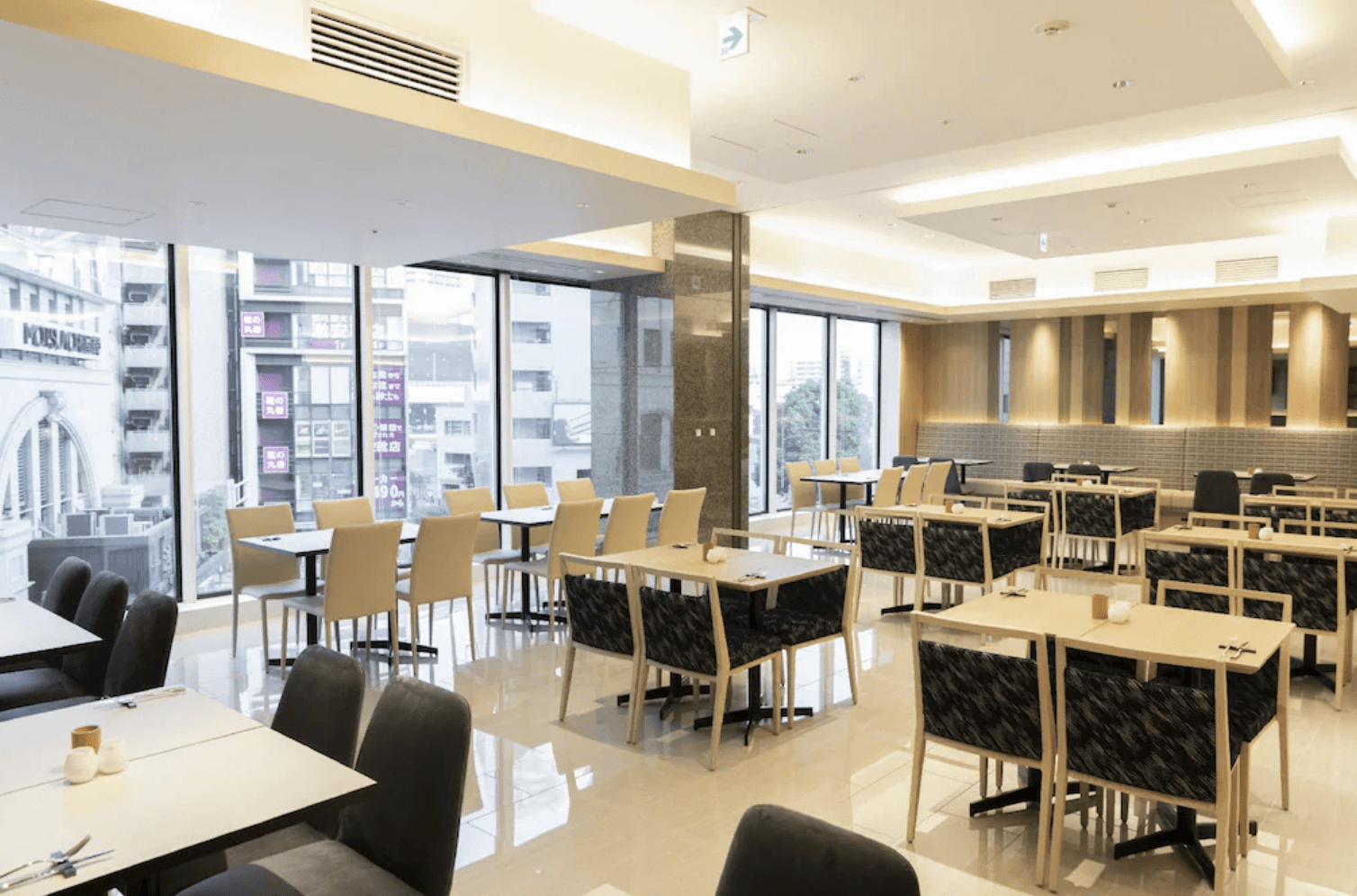 淺草東武飯店寬敞明亮的餐廳區域，設有大片落地窗可俯瞰城市街景，提供旅客舒適的用餐環境