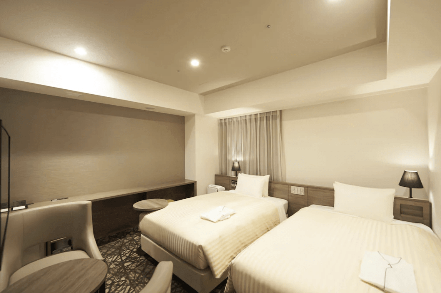 相鐵 Fresa Inn - 銀座七丁目的簡約風格客房。房內配置標準雙人床，空間利用精緻，床頭整合了燈光控制與插座，展現日式連鎖商旅的機能美與潔淨感。