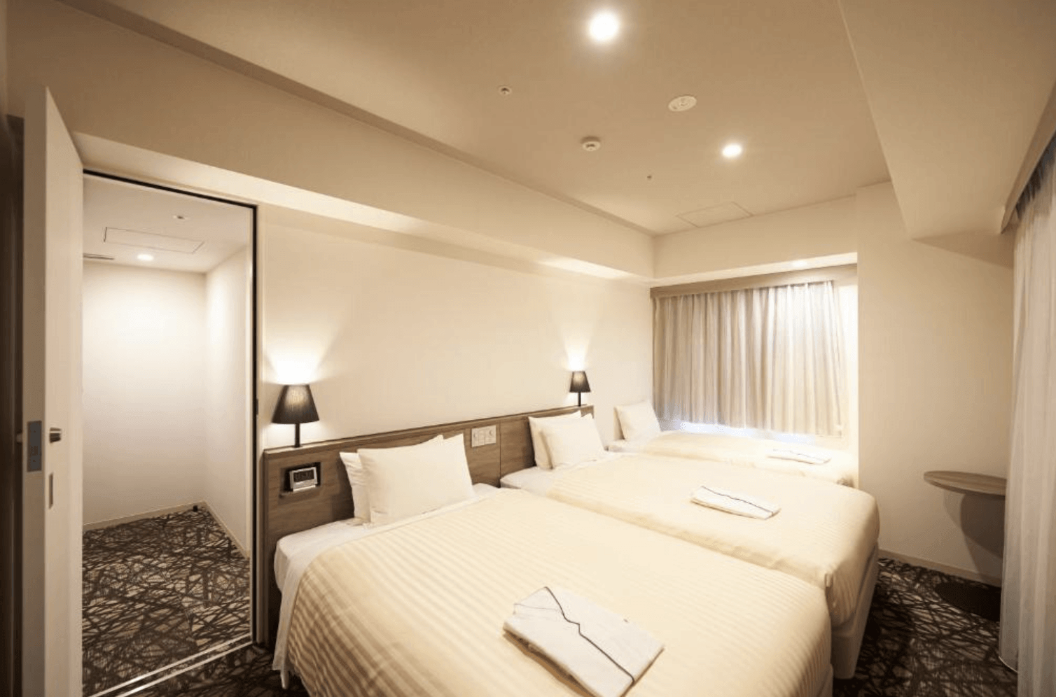 相鐵 Fresa Inn - 銀座七丁目客房內的書桌工作區。桌面上擺放著空氣清淨機與除濕機，並配備壁掛式大電視與高速無線網路說明，為自助旅行者提供便利的休憩機能。