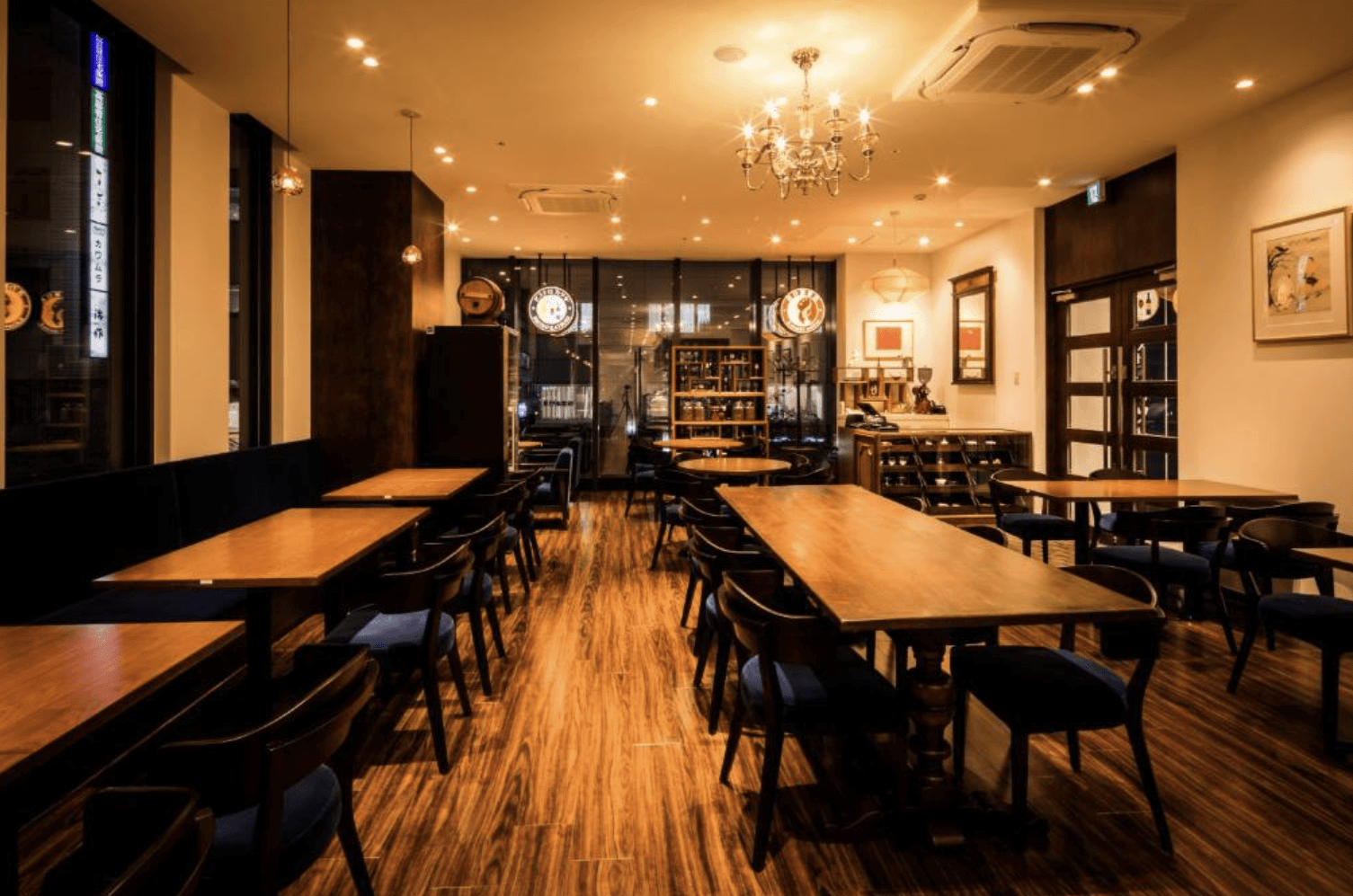 相鐵 Fresa Inn - 銀座七丁目飯店大廳的自助辦理櫃檯。簡約摩登的大廳設計，提供自助 Check-in 機器與各式旅行備品供旅客取用，營造出高效且溫馨的接待氛圍。