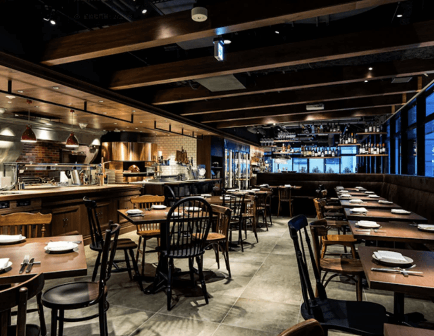 銀座大和羅伊內特普米爾飯店高層客房的窗外景觀。透過大面窗戶可以遠眺東京銀座區的街道與城市天際線，傍晚時分更能欣賞繁華的都市霓虹夜景。