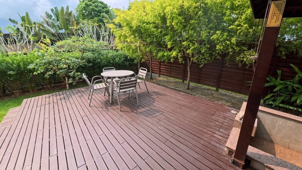 w星空villa-w01後方露臺，有泡湯池和四人座位區，空間相當寬敞