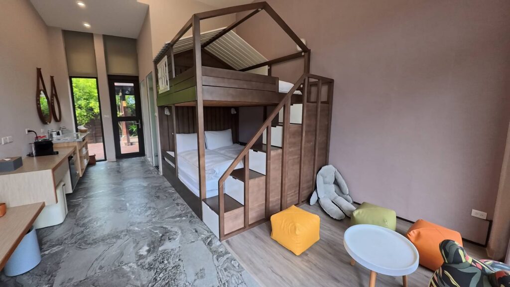 w星空villa-w01房型，有上下床舖，另外設置休憩區，大人小孩都可休閒娛樂