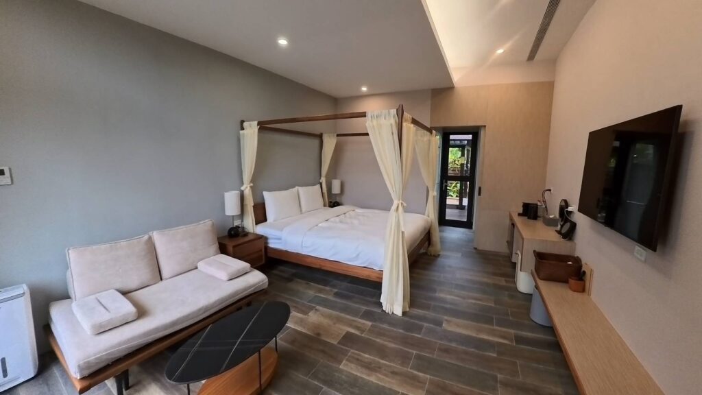 w星空villa-w03房型，空間較為狹長，有設置客廳座位區，直接面對電視