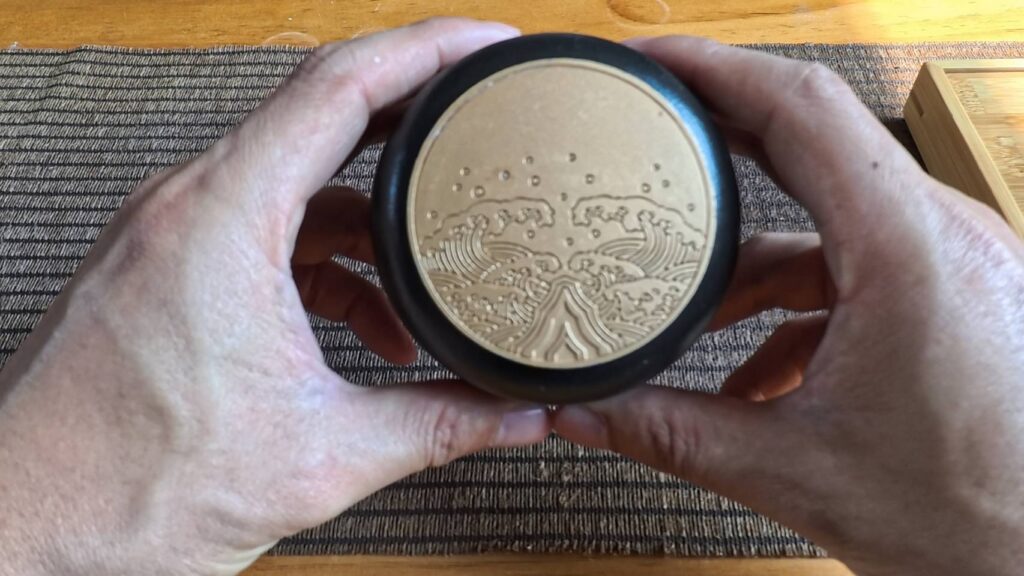 w星空villa-w05茶室茶罐，金色海浪紋路，看起來就像茶湯一樣漂亮