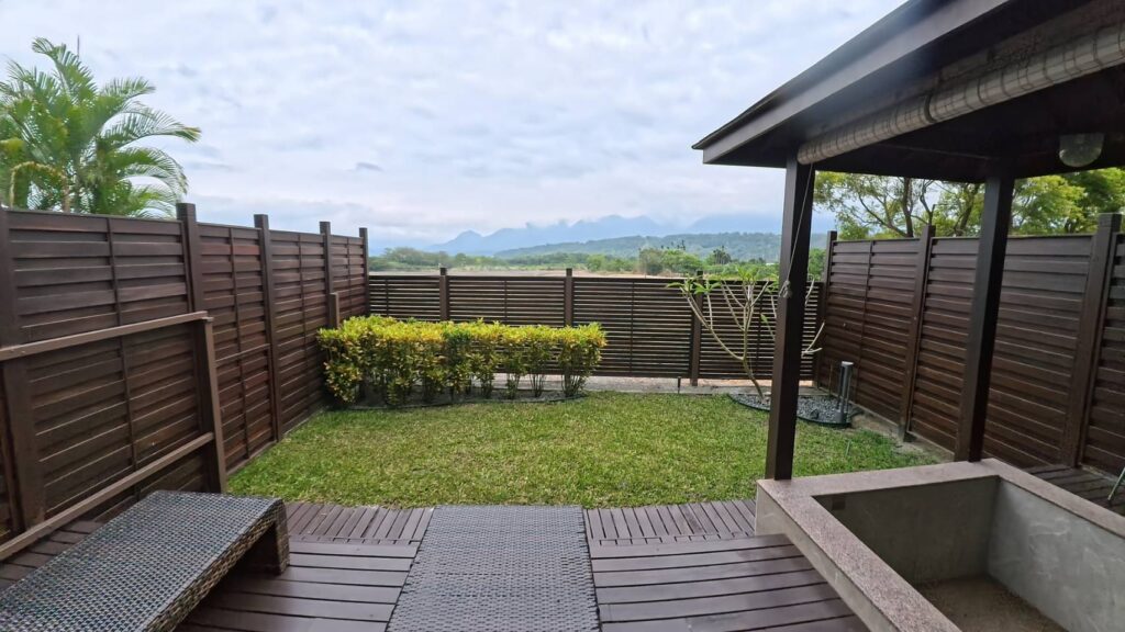 w星空villa-w05露台環境，可看見遠處海岸山脈，夜間可見星海