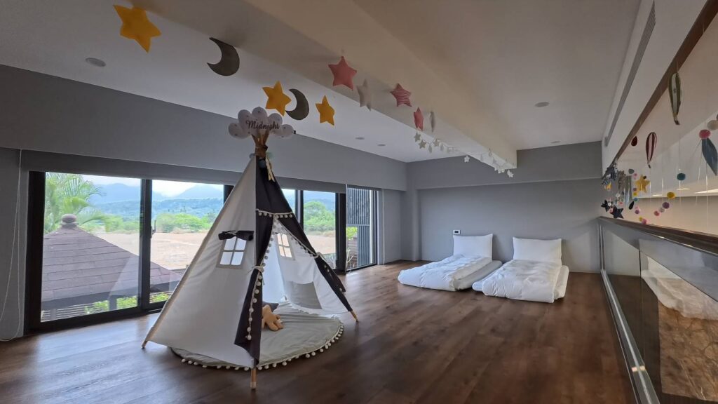 w星空villa-w06樓中樓親子床鋪，樓上的小床鋪很可愛，另外有小帳棚空間，擺設兩隻布偶娃娃，非常可愛