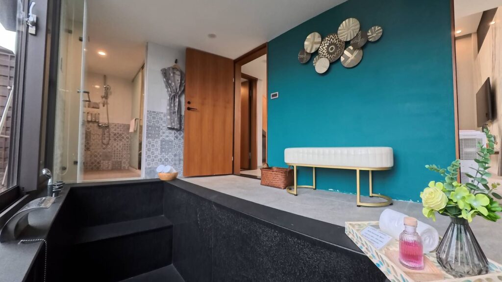 w星空villa-w07室內泡湯池，空間非常大，可以容納3人一起泡湯