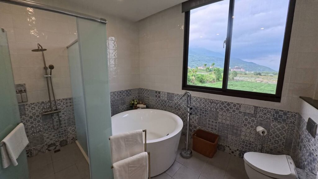 w星空villa-w08二樓泡澡浴缸，乾濕分離衛浴，同樣也有供應德國泡泡露