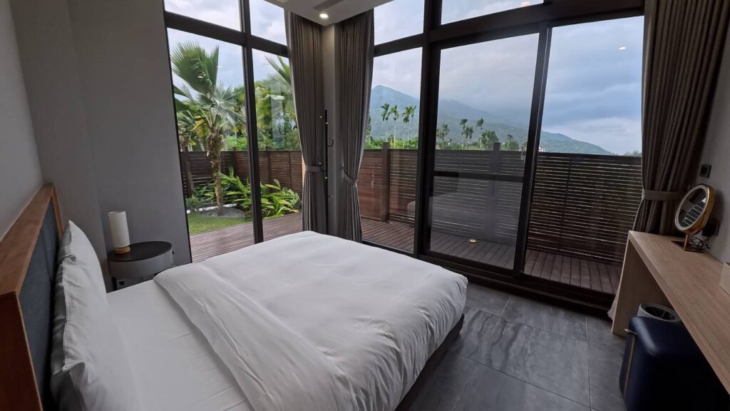 w星空villa-w08一樓房間景色，躺床就可以看壯麗山景
