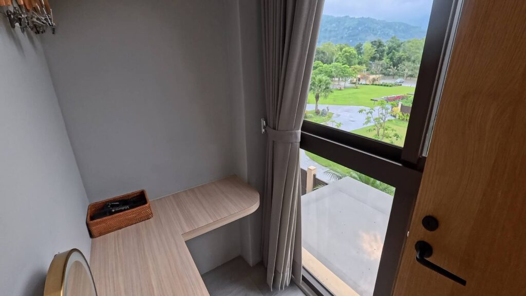 w星空villa-w08梳妝間環境，面對窗外山景，化妝心情都會變好