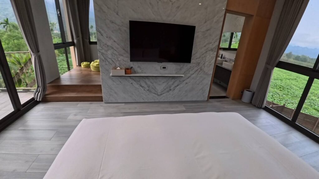 w星空villa-w08時雨，房間兩側都是落第玻璃窗，兩人睡兩側都能看見美景