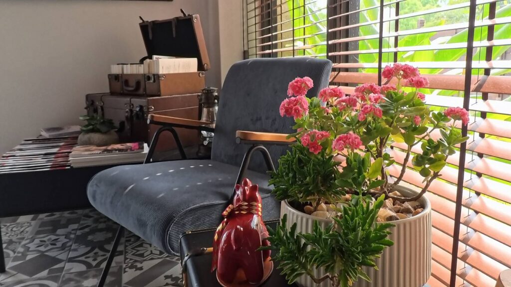 w星空villa大廳愜意座位，有漂亮花卉裝飾，一旁有雜誌可以翻閱