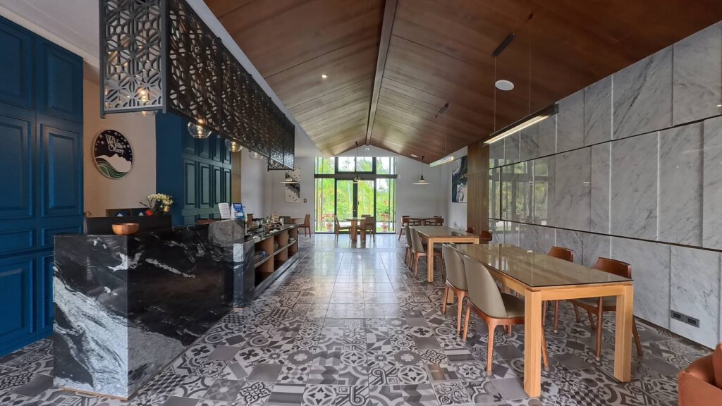 w星空villa大廳空間，狹長的設計，地板磁磚用幾何圖形來設計，整體充滿歐式風格