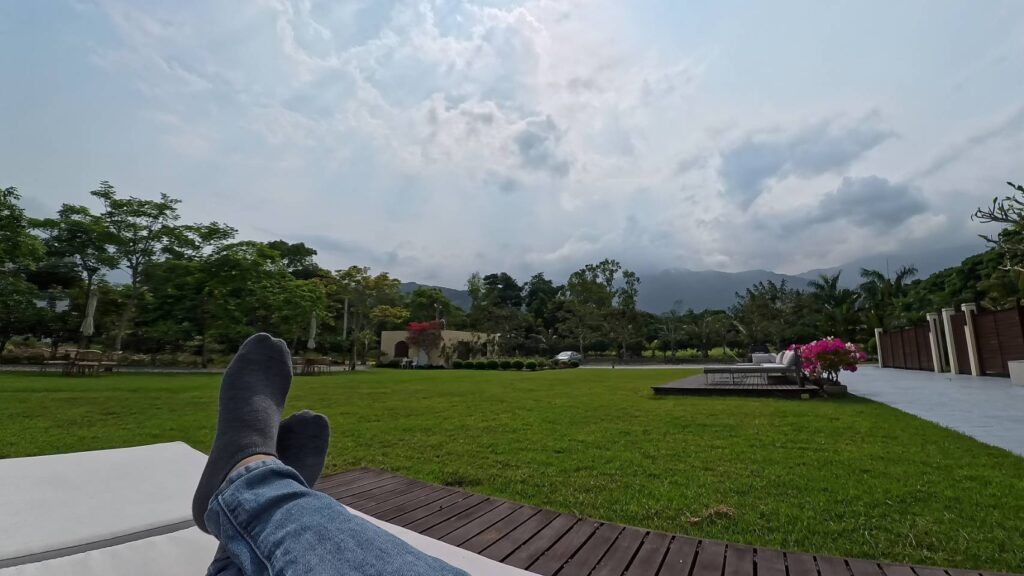 w星空villa庭園的躺椅休息，直接清晰可見中央山脈，天空可見微微的聖光，非常漂亮