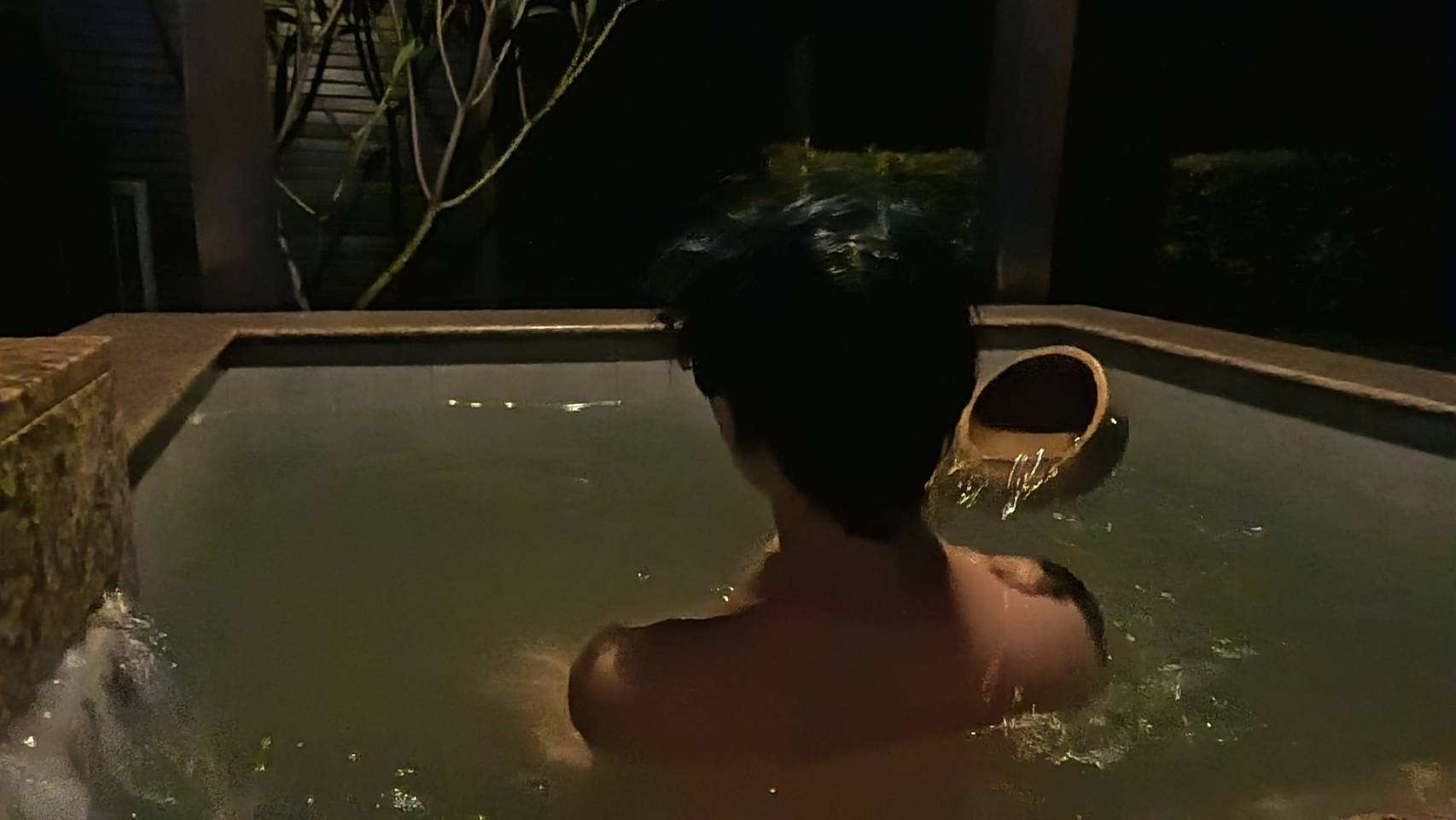 w星空villa晚間泡湯，面對戶外天空，可以直接看見星海景色