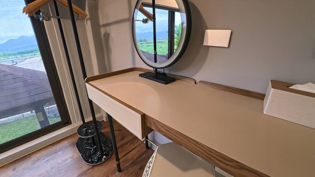 w星空villa房間的書桌空間，採光明亮又寬敞