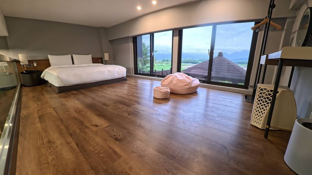 w星空villa樓中樓空間，有懶骨頭可以躺，直接面對海岸山脈景色