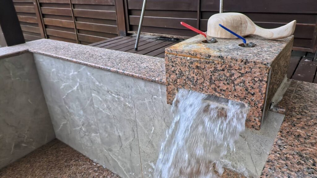 w星空villa泡湯池，注水量非常大，不用5分鐘水池就能滿