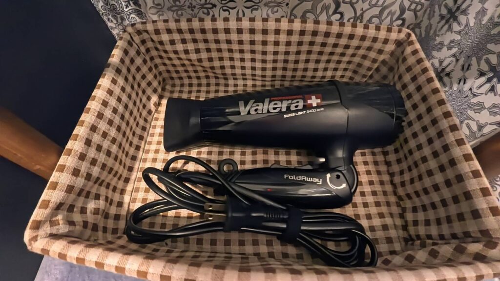 w星空villa浴室瑞士品牌吹風機，有6段功能，吹風力道很強