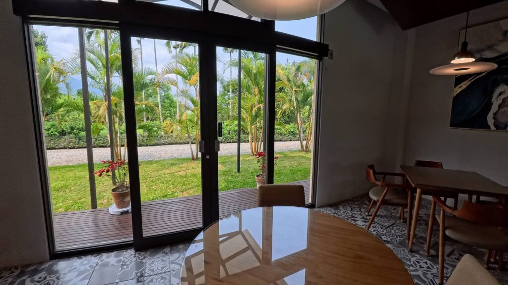 w星空villa用餐環境，大片落地窗景，可見戶外綠意植栽畫面，讓人感到很放鬆