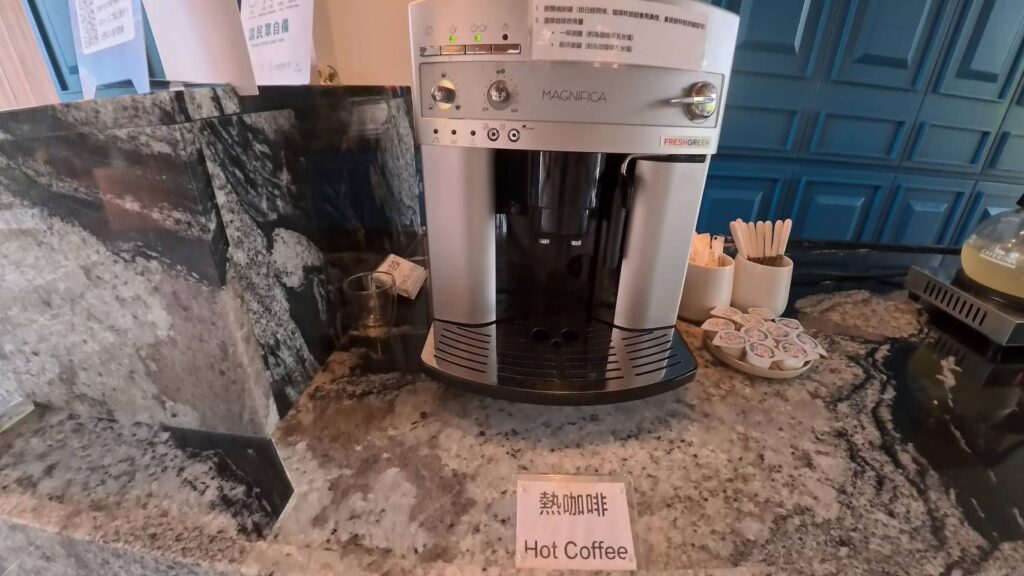 w星空villa大廳自助區，供應自動咖啡機、糖和奶精