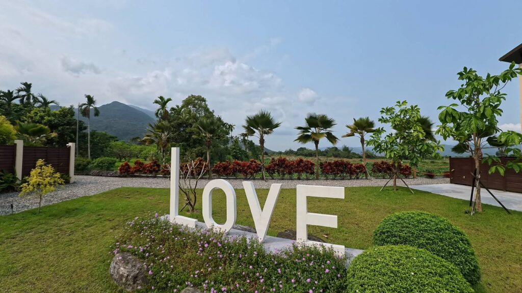 w星空villa藝術裝置，大大的LOVE字樣，背景是非常壯麗的山景
