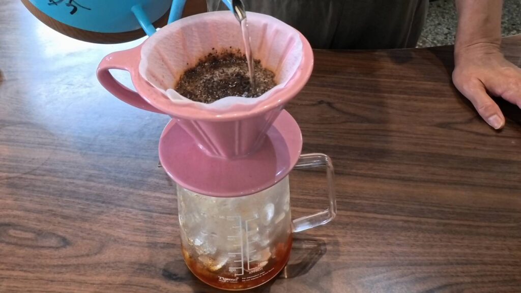 公主咖啡老闆親自示範沖泡咖啡