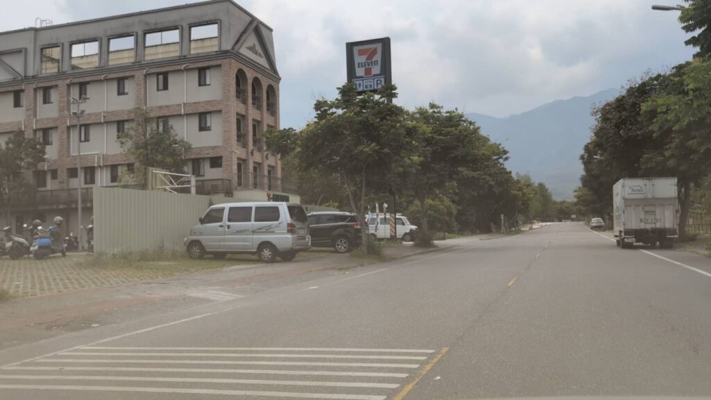 前往w星空villa路邊，有天合飯店開幕的7-11便利超商，距離民宿近，方便採購