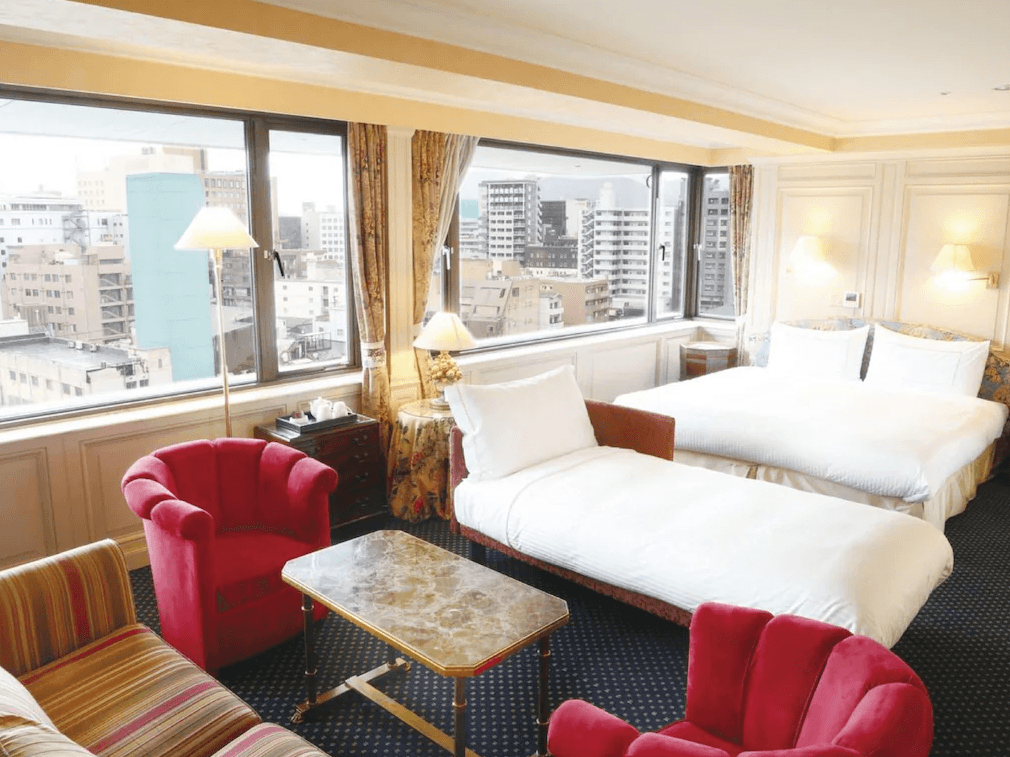 小倉新田川藝術酒店 (ART HOTEL Kokura New Tagawa)1.jpg
飯店豪華套房實景。房內空間開闊，配置兩張大床與紅色的古典單人沙發、條紋沙發組。中央有一張大理石紋茶几。大面積的橫向景觀窗可俯瞰小倉市區建築與街道，室內採光極佳且風格優雅。