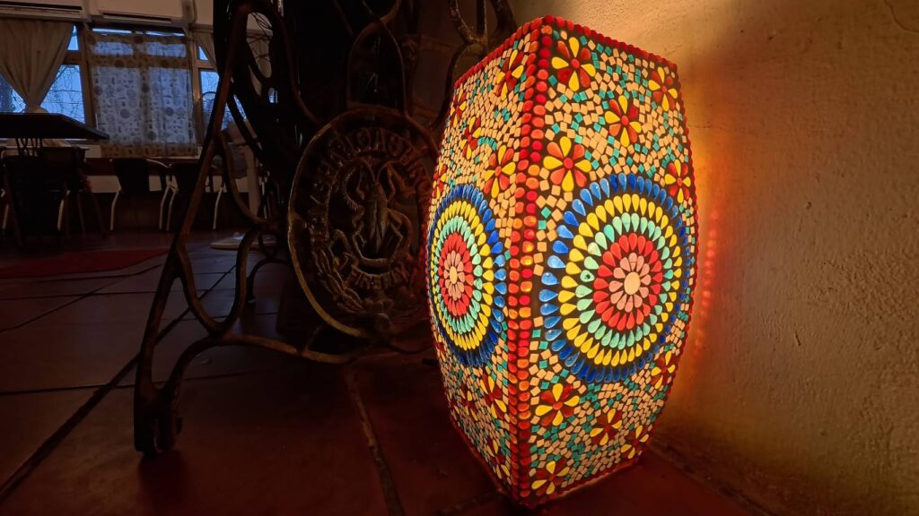 綠精靈環境佈置，幾何燈飾非常漂亮