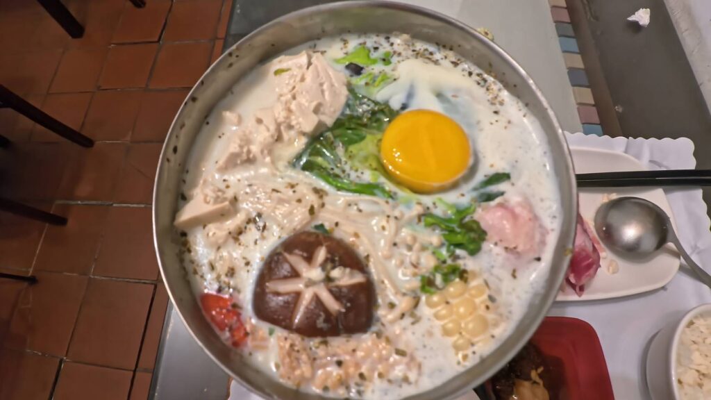 綠精靈香草鮮奶火鍋，料理非常豐富多樣，男生一人吃份量剛剛好