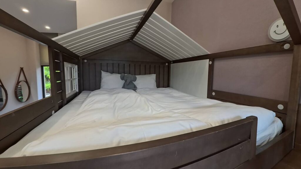 親子房間上鋪環境，有娃娃布偶陪睡，非常可愛