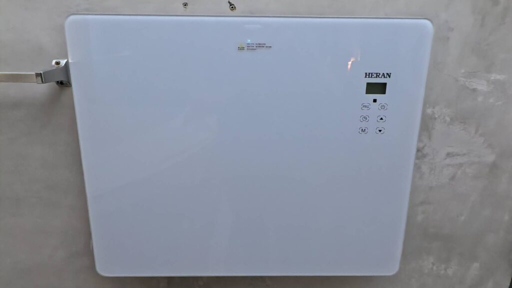 費斯玻璃屋Q房型，房間內有HERAN電暖設備