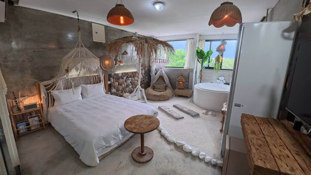 "費斯玻璃屋精選示意圖"費斯玻璃屋O房型環境，房間地板用白碎石設計，泡澡浴缸窗戶可直接看山景，格局設計非常漂亮