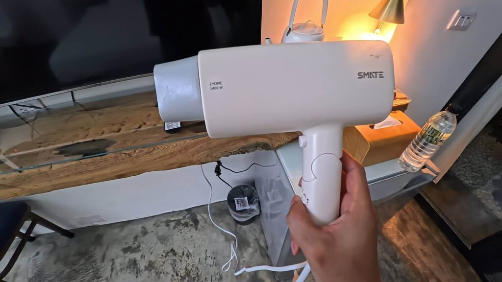 費斯玻璃屋SMATE負離子吹風機，風力強大，女生頭髮吹了很快乾