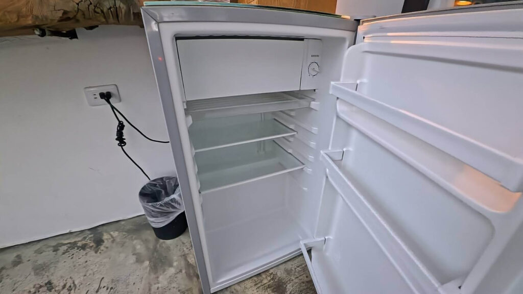 費斯玻璃屋Q房型內的大同冰箱，內部空間很大，可以存放許多飲料