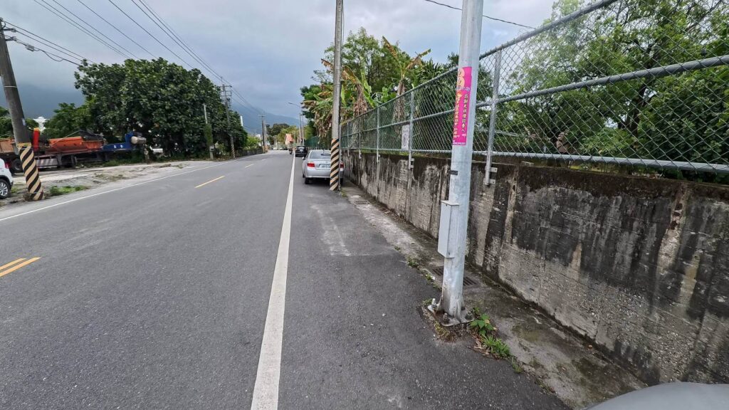 費斯玻璃屋民宿位於巷弄內，需把車停放在馬路邊