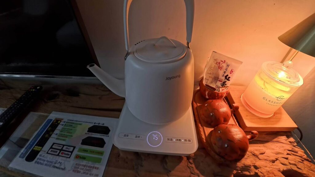 費斯玻璃屋房間多樣備品，有觸控式熱水壺、陶土杯、茶包、礦泉水