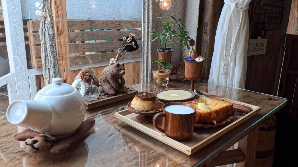 費斯玻璃屋早餐，有牛奶、烤土司麵包、焦糖布丁、香蕉燉粥品，整體豐盛美味