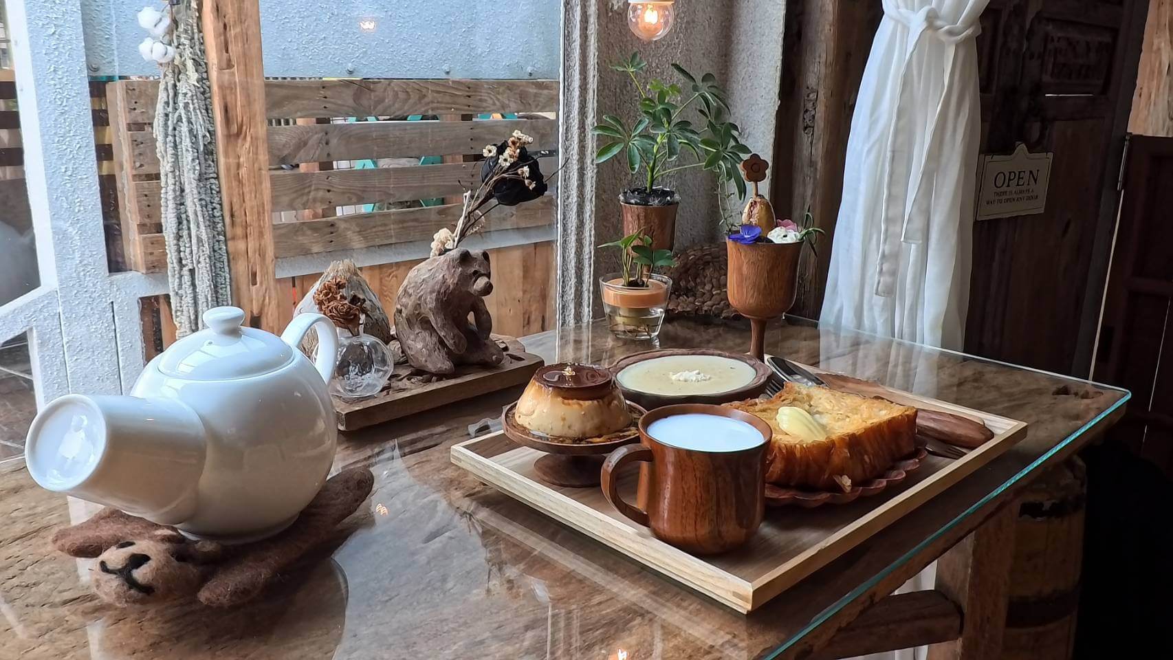 費斯玻璃屋早餐,有牛奶、烤土司麵包、焦糖布丁、香蕉燉粥品,整體豐盛美味