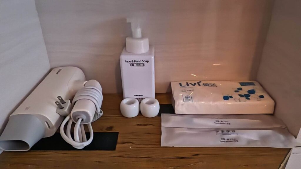 費斯玻璃屋浴室備品，有衛生紙、2組牙刷牙膏組、洗手洗面二合一乳、smate負離子護髮吹風機