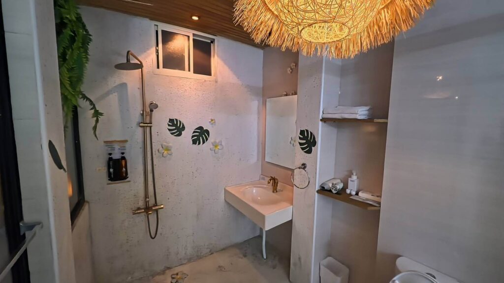 費斯玻璃屋浴室環境很寬敞，目測可以容納3至4人