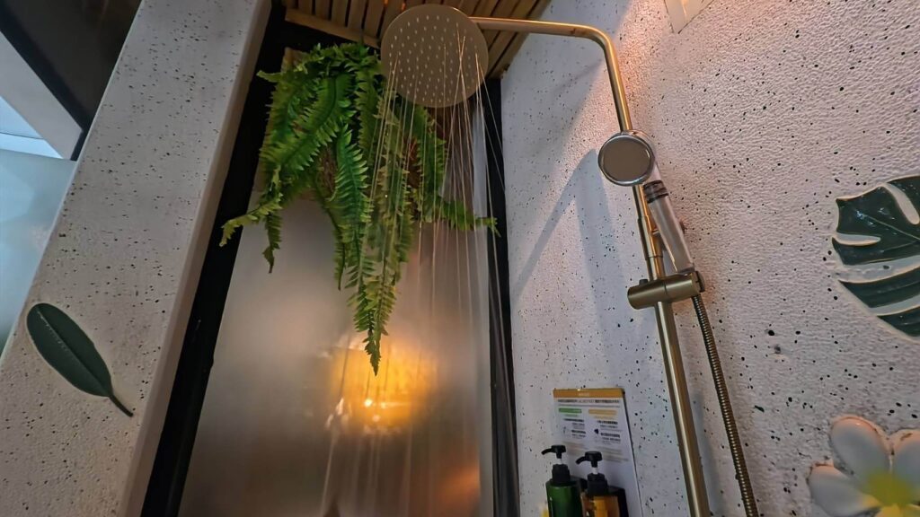 費斯玻璃屋浴室花灑，由上而下淋浴可以洗全身很舒服