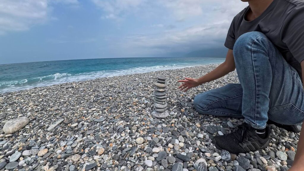 費斯玻璃屋附近景點七星潭海灘玩疊石頭，可以培養自己的專注力，放鬆心情