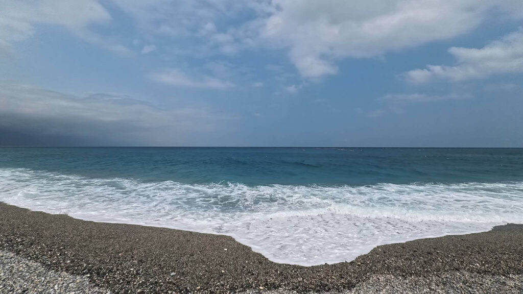 費斯玻璃屋附近景點七星潭海灘邊，聽著海浪沖刷石頭的聲音，非常療癒