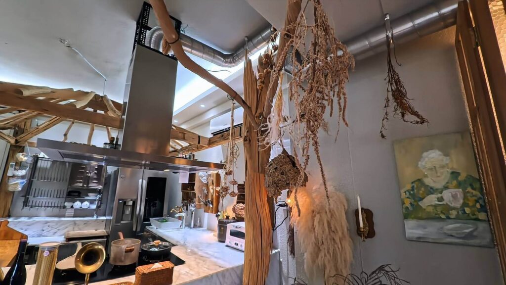 費斯玻璃屋餐廳裝飾物，有許多乾燥花佈置，非常漂亮