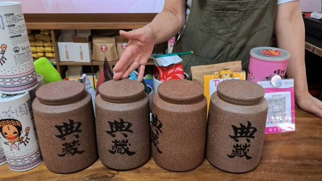 老闆娘推薦喝老茶，對身體益處很多